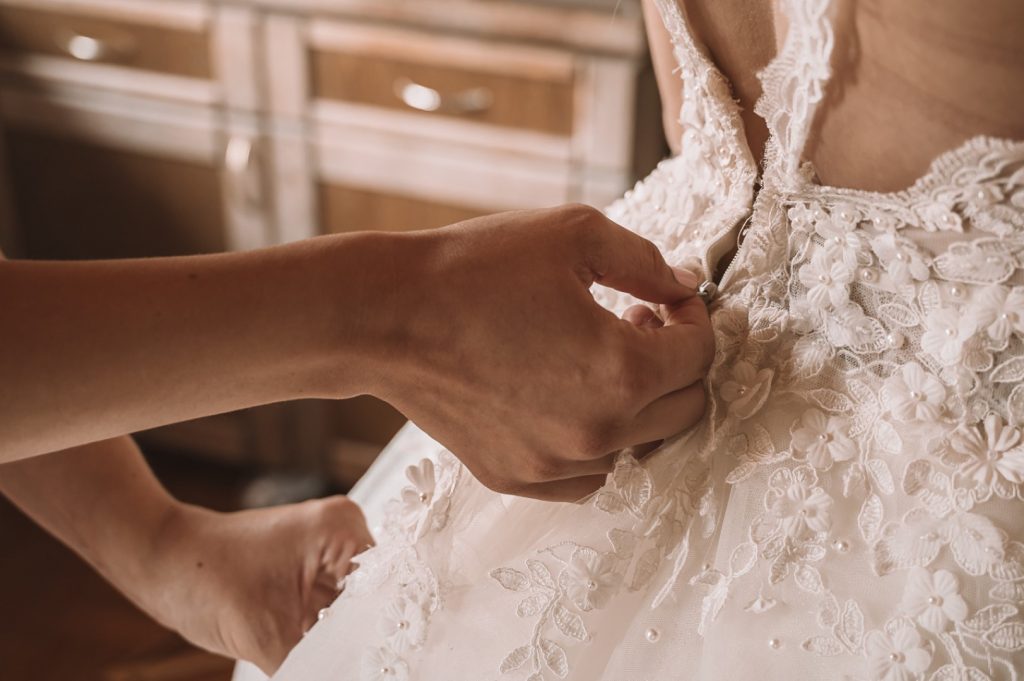 Poročni fotograf - fotografiranje poročne priprave neveste