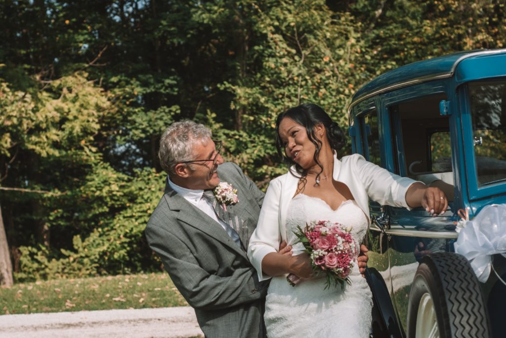 Poročni fotograf Grad Bogenšperk – poročno fotografiranje z starodobnikom